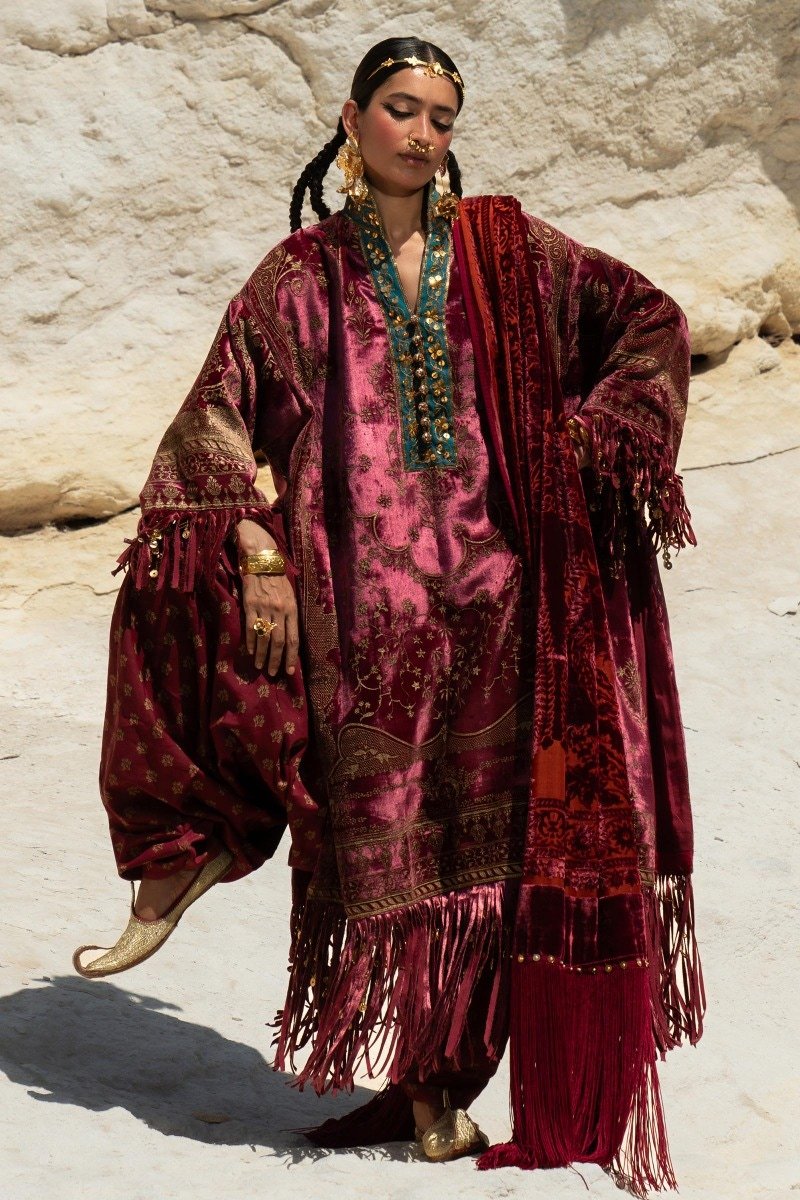 v231-006-co_2_Sana Safinaz